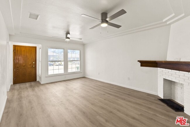 Building Photo - 820 W 98th St