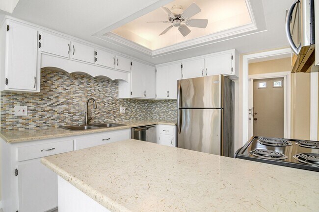 Foto del edificio - Beautiful 2BR/2BA Naples Condo with 1 Car ...