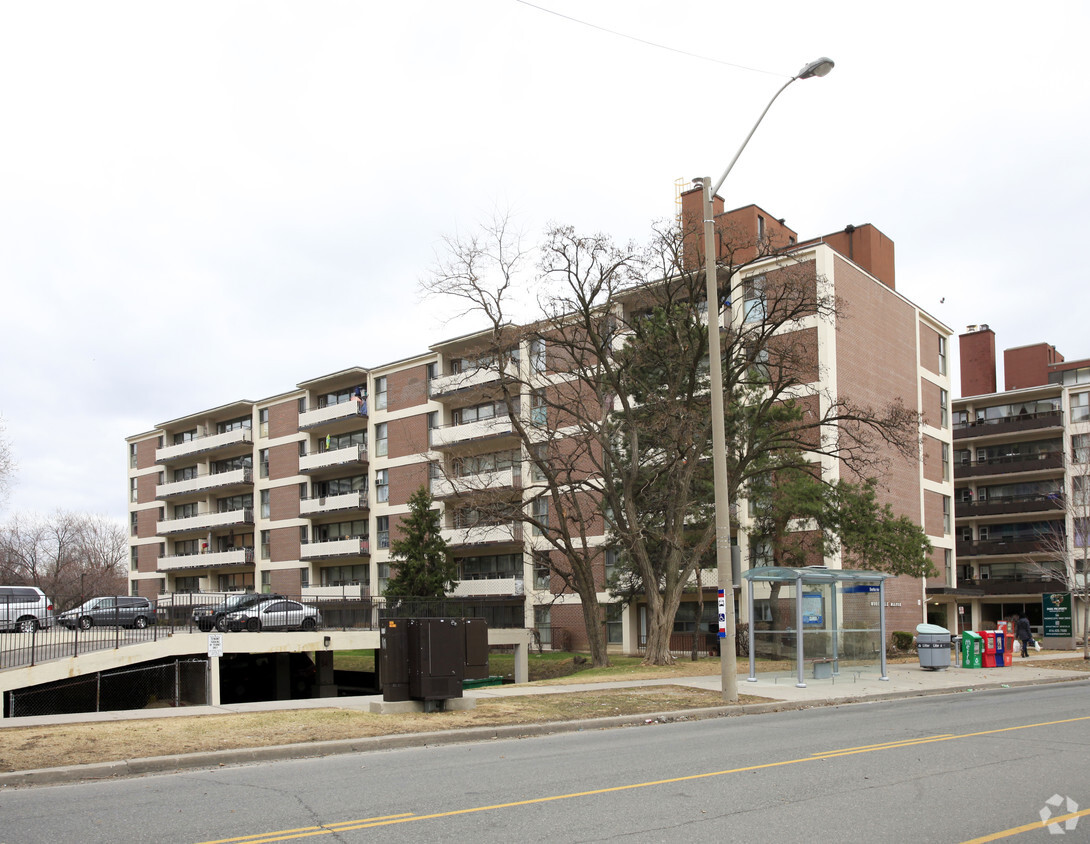 Building Photo - 56 Thorncliffe Park Dr