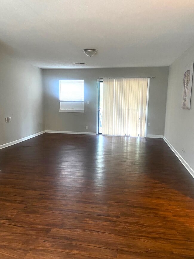 Foto del edificio - 921 Garywood Pl