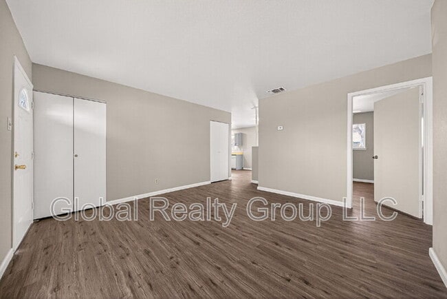 Foto del edificio - 301 Deborah Dr