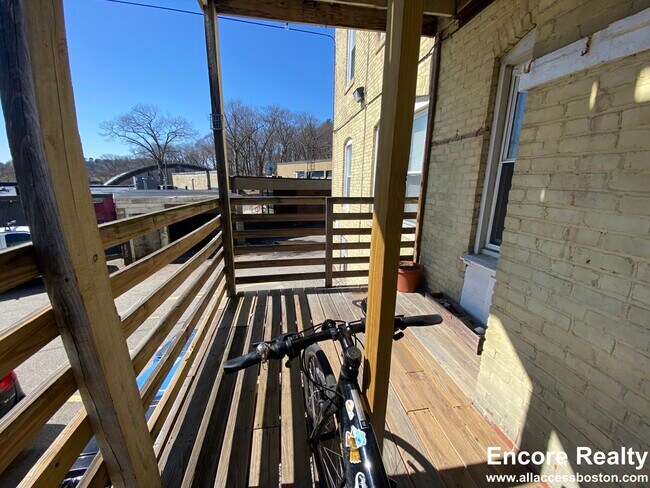 Building Photo - 142 Wood Ave