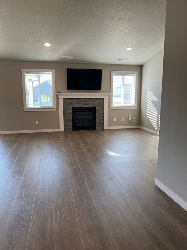 Building Photo - 3 Bedroom, 2 Bath Home  Built in 2022 - Po...