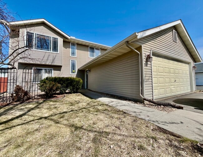 Building Photo - 817 Jack Russell Ave