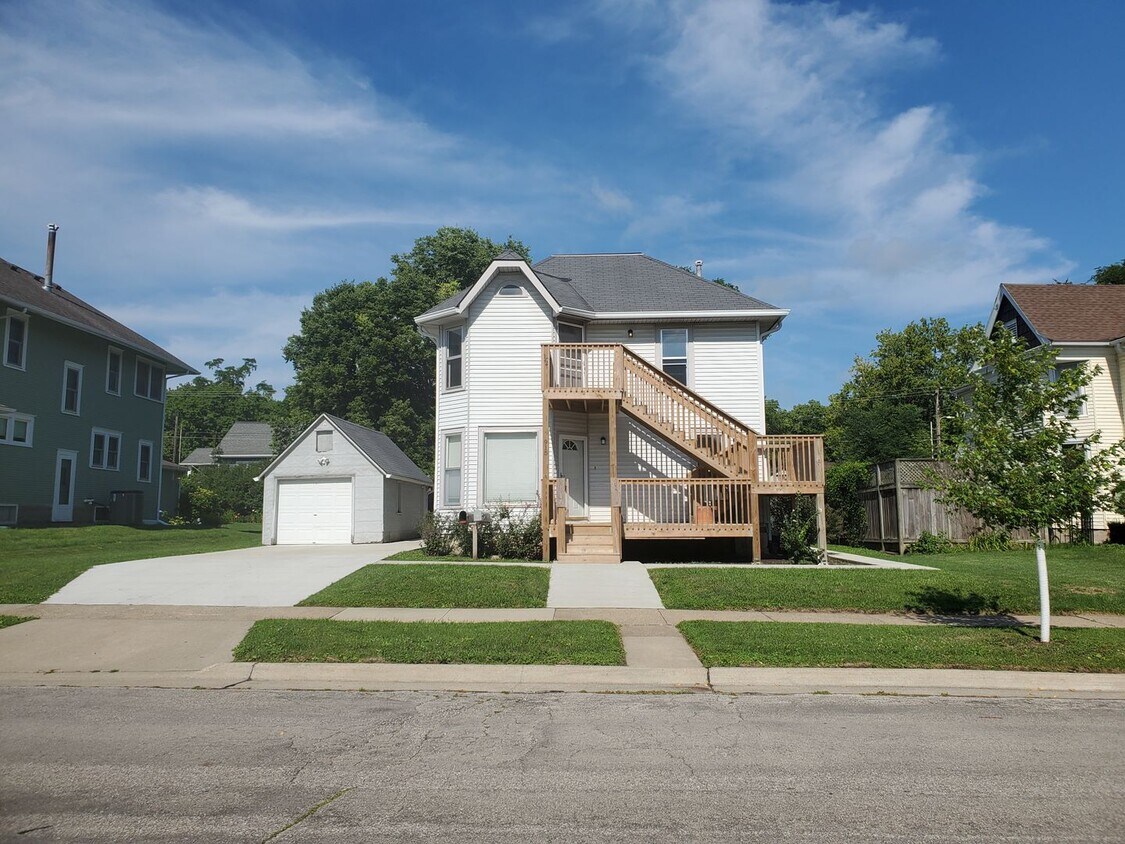 915 Tremont St Unit (915 1/2), Cedar Falls, IA 50613 Room for Rent in