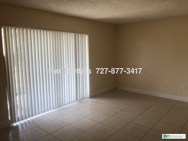 Building Photo - Spacious 2/1.5 townhouse at the Enclave