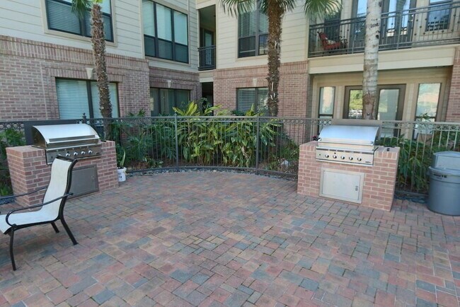 Foto del edificio - Fully Furnished Sugar Land Town Square Condo – Some Utilities Included