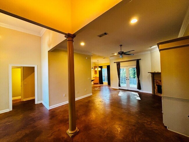 Building Photo - 308 Glen Meadow