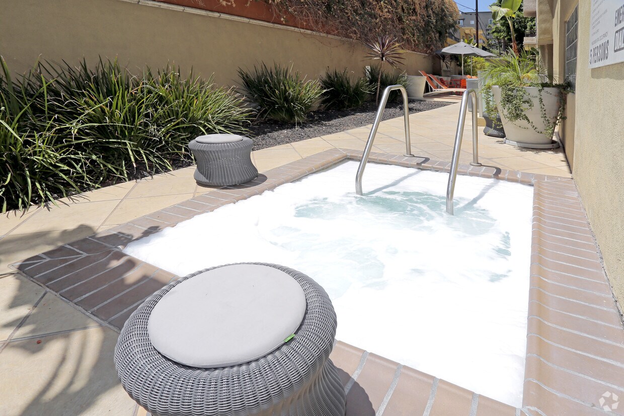 Franklin Plaza Apartments in Los Angeles, CA Westside Rentals