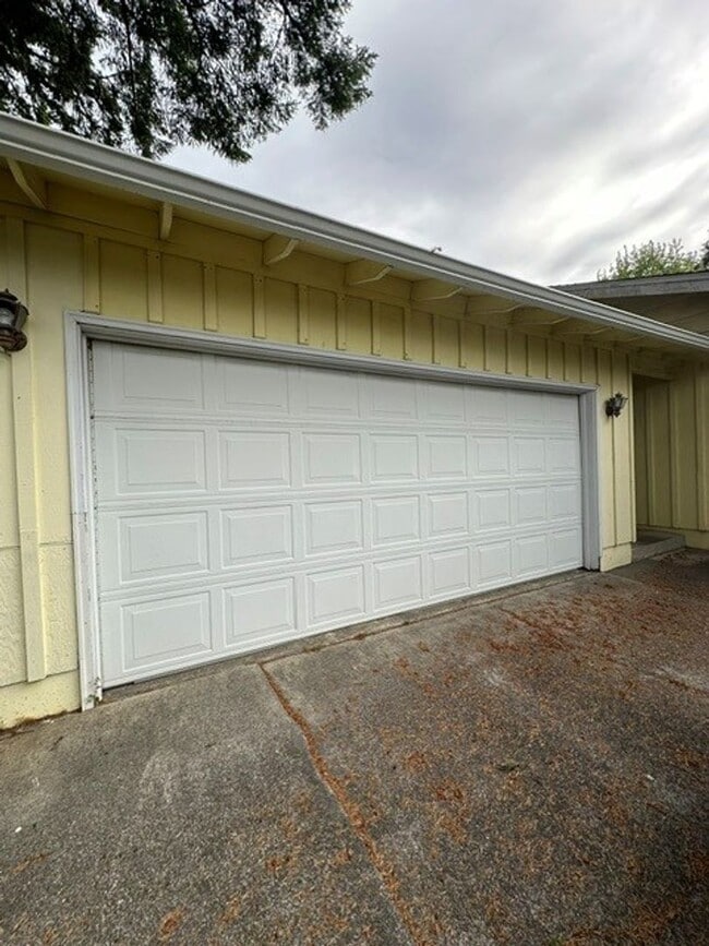 Building Photo - 805 Cameo Ct