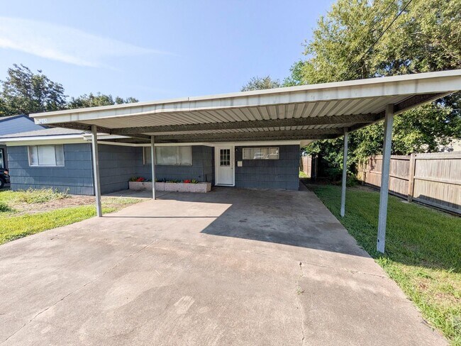 Foto del edificio - 3265 East Dr