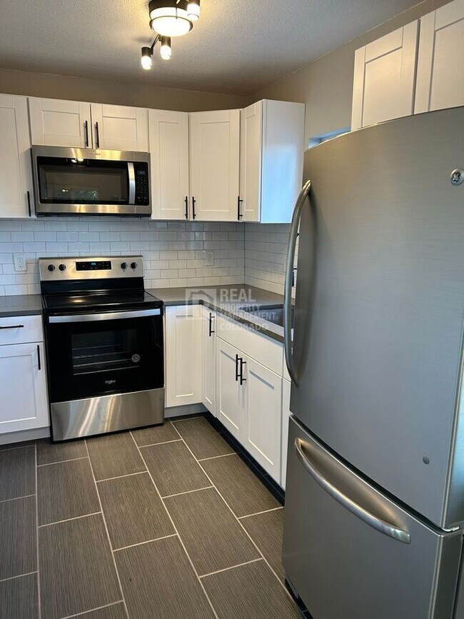 Building Photo - 665 Hooker St