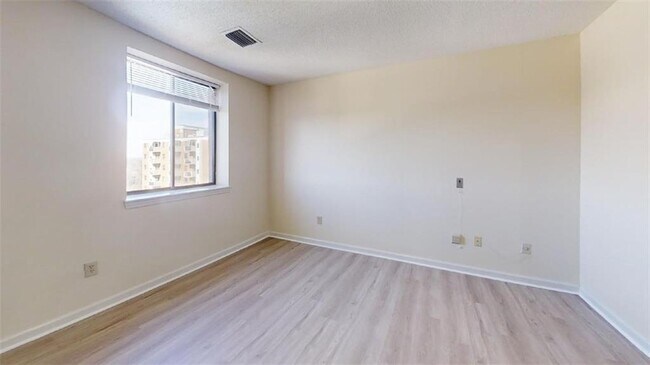 Foto del edificio - 300 Johnson Ferry Rd
