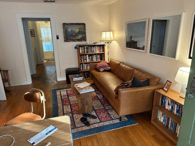 Sala de estar con vista lateral - 3105 Cedar St