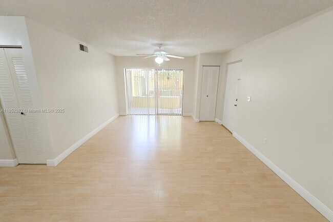 Foto del edificio - 9999 Summerbreeze Dr