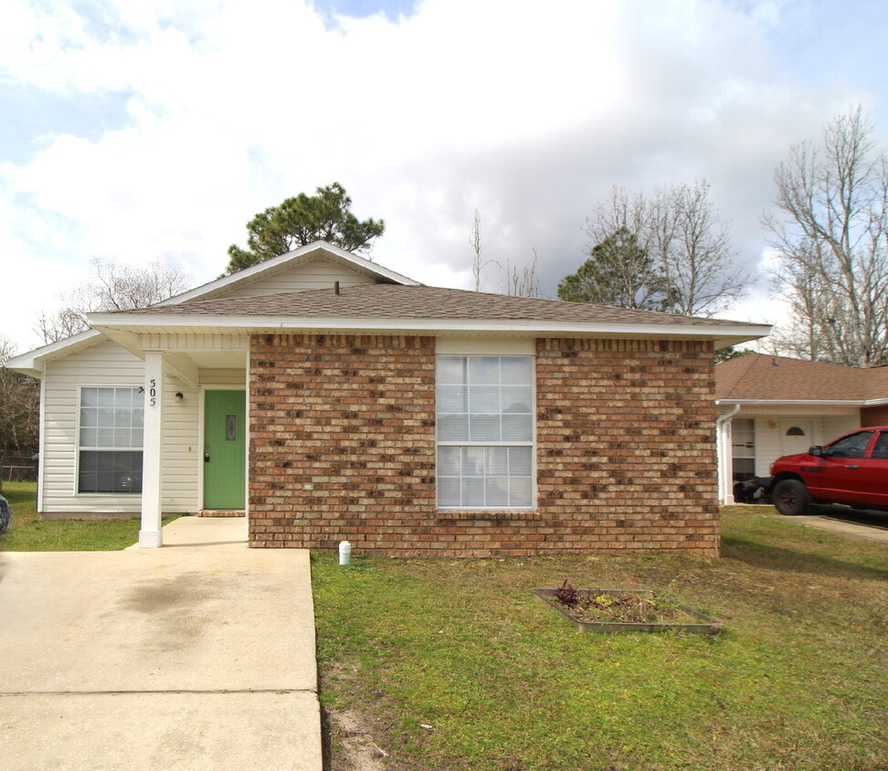 Foto principal - 3-Bedroom Patio Home in SW Pensacola – Con...