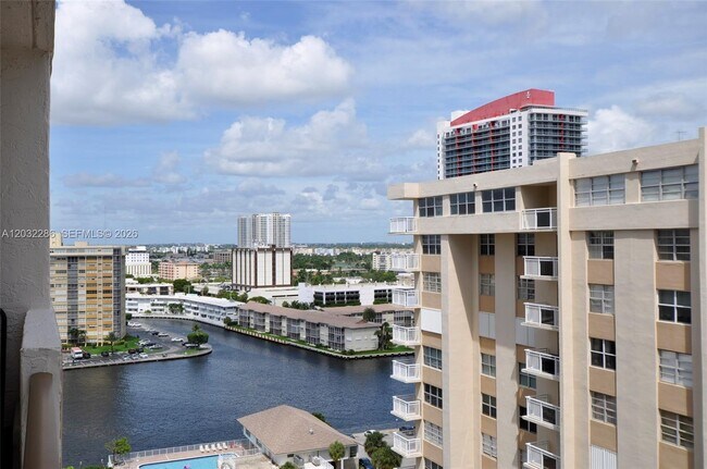 Foto del edificio - 1865 S Ocean Dr