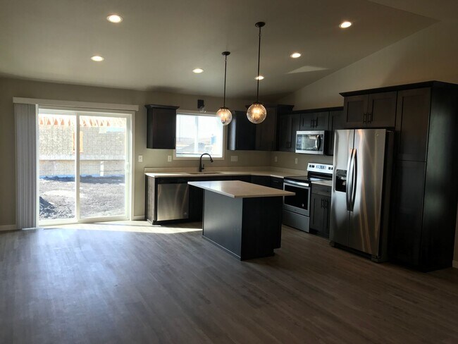 Foto del edificio - 4 Bed 2 Bath Single Family Home