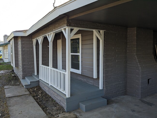 Front Porch - 514 Corydon Dr