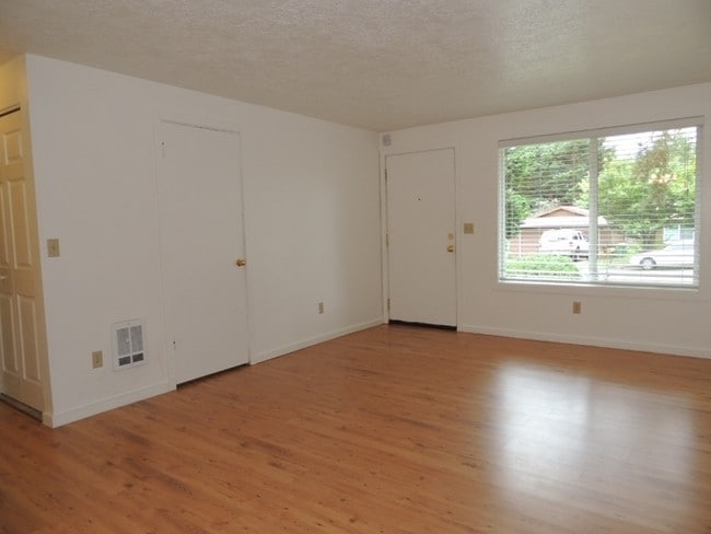 Building Photo - Troutddale Duplex with Yard and Garage