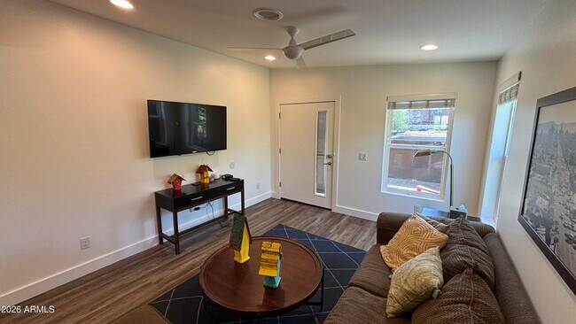 Building Photo - 706 E Whitton Ave