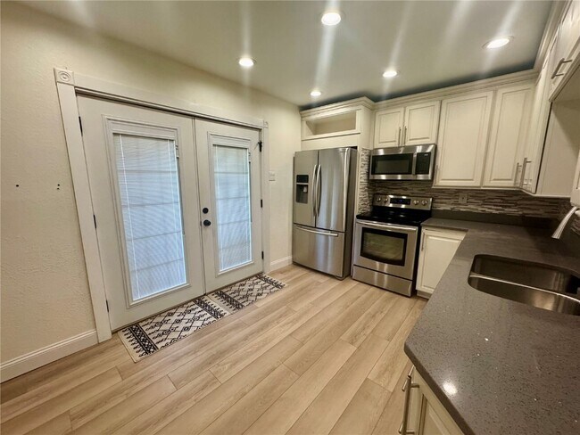 Foto del edificio - 4259 Burnett Walk