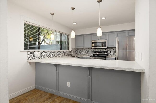 Building Photo - 113 W Tearose Ave