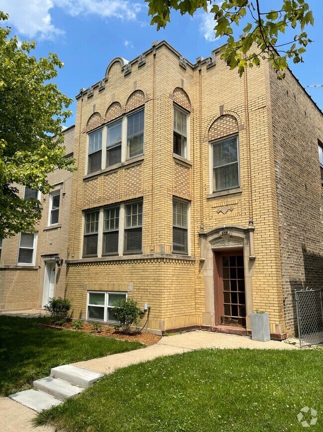 Hollywood Park Apartments for Rent with a Living Room Chicago, IL 1