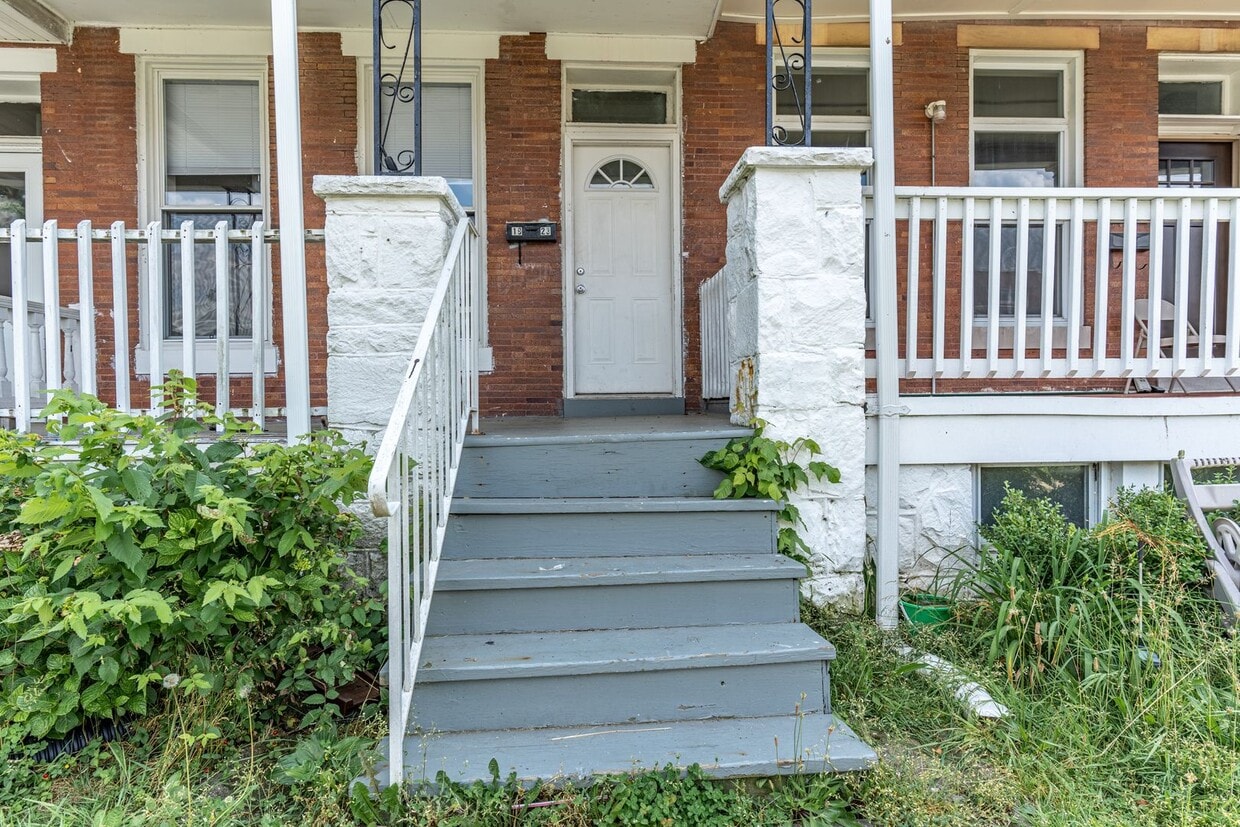 Foto principal - 3-Bed, 1-Bath Home with High Ceilings and Spacious Rooms