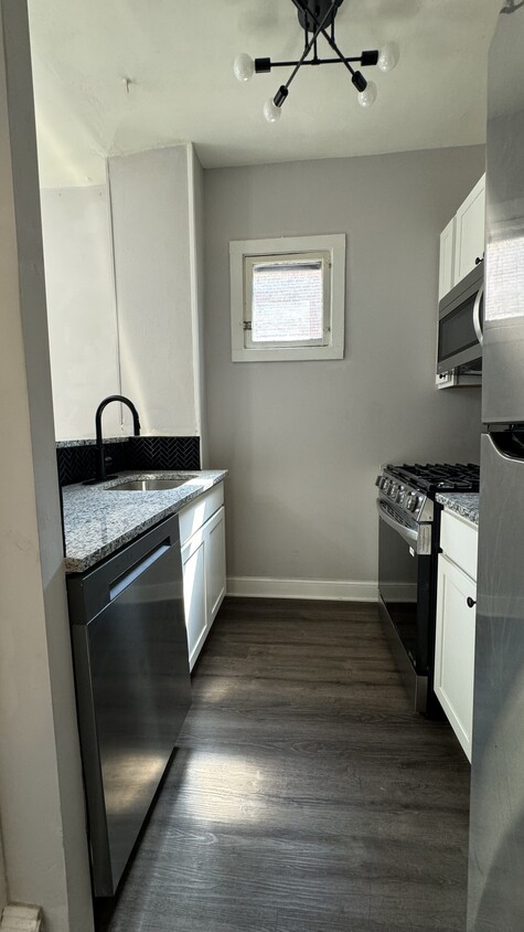 Kitchen - 2104 Mount Royal Terrace