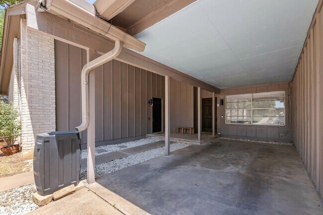 Building Photo - 9011 Quail Valley Dr