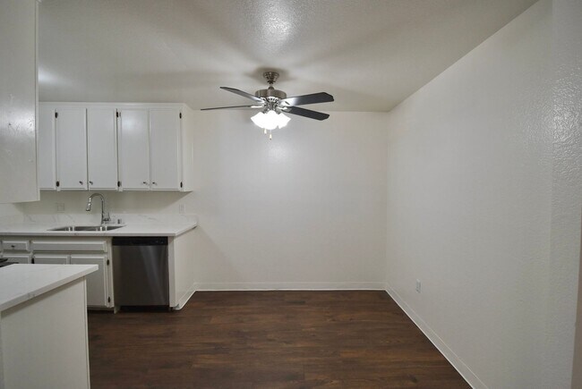 Foto del edificio - 13849 Chase St