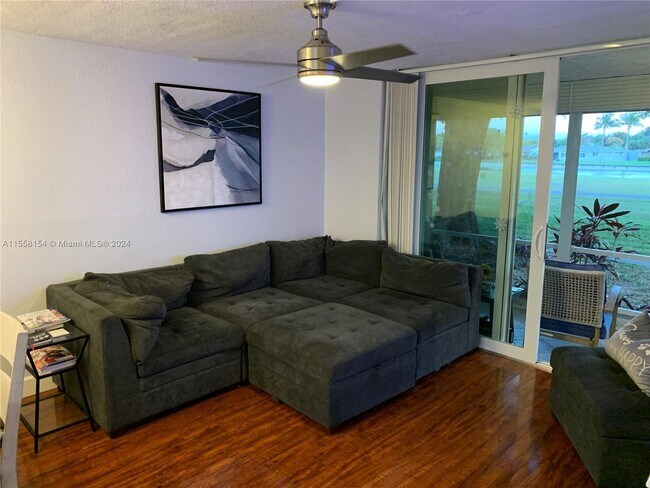 Foto del edificio - 9080 Lime Bay Blvd