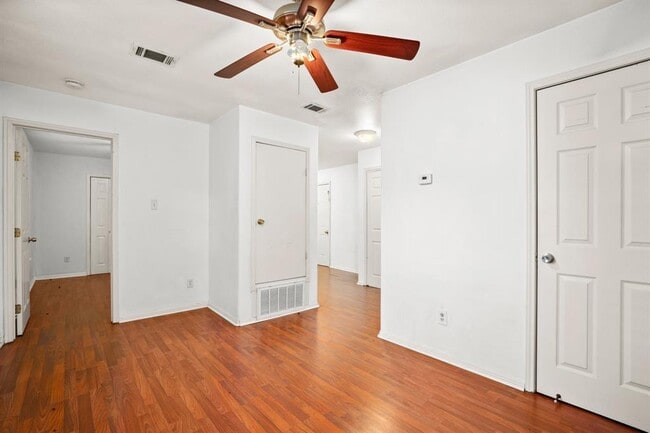 Foto del edificio - 2610 E 3rd St