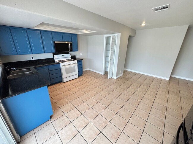Foto del edificio - Beautiful 3Bed/2Bath Home located in South...