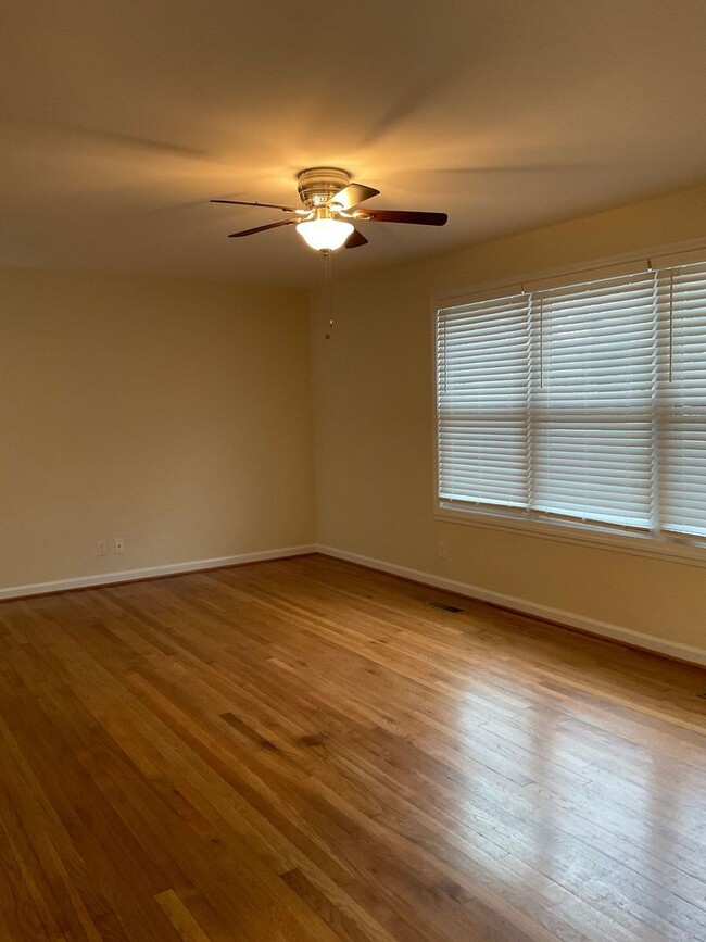 Building Photo - Spacious 3 Bedroom Apartment Available Now!