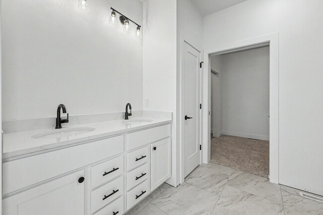 Building Photo - 1326 Heights Ct