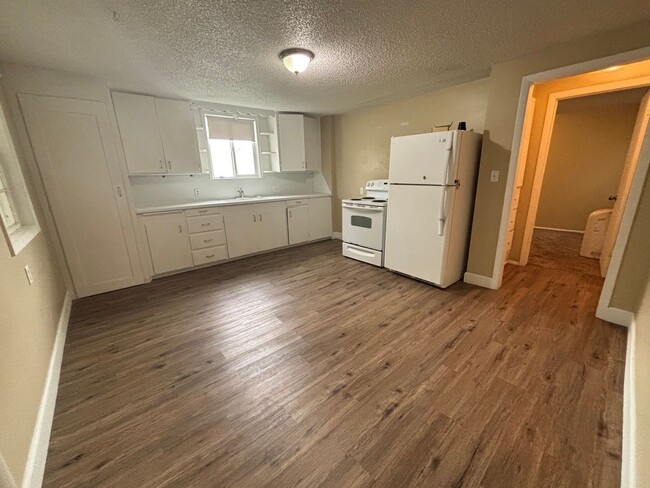 Building Photo - Cozy, Updated 3 bedroom Sandy home is a mu...