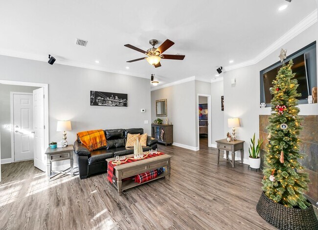 Building Photo - 2BR/2BA Destin Home Near Beaches, Shopping...