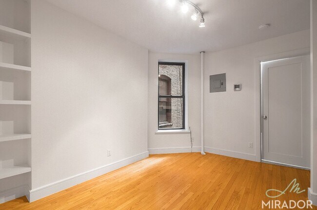 Building Photo - 225 E 80th St