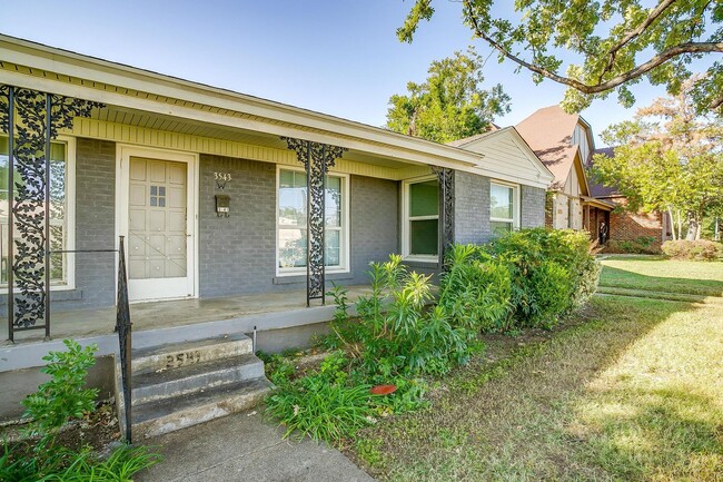 Building Photo - One Side of Great Duplex Near TCU- 1 Bed, ...