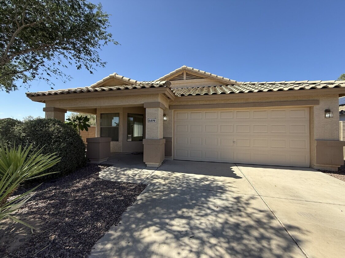 Primary Photo - Updated 3-Bed Home in Goodyear with Vaulte...