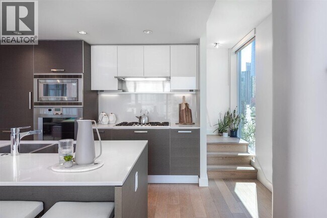 Building Photo - 1499 W Pender St