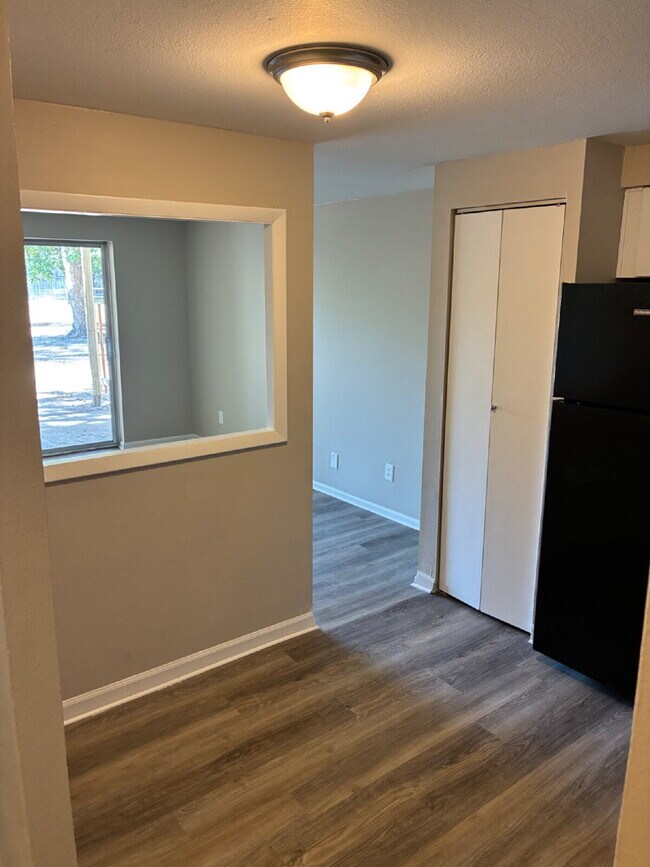 Building Photo - Updated 1 Bedroom 1 Bathroom on Ground Floor - Walkout Patio with easy access to amenities!