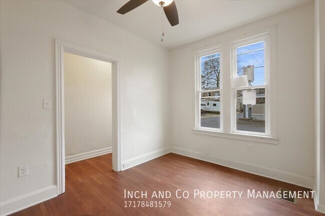Building Photo - Four Bedroom Beauty in uptown Harrisburg