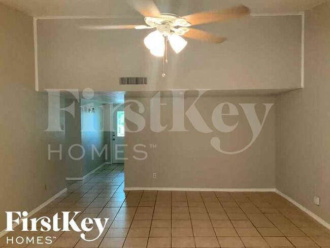 Building Photo - 3317 Kenwood Dr
