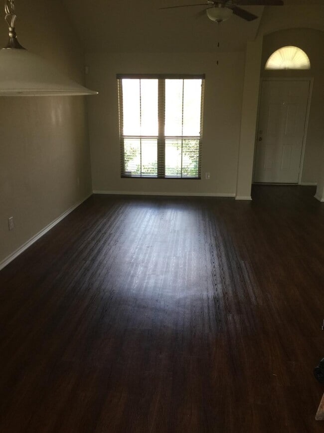 Living area - 112 Brookside Dr