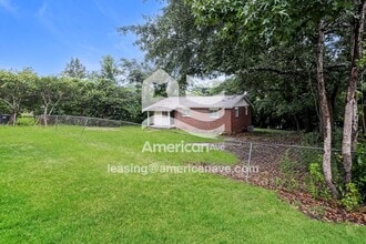 Building Photo - 915 Farwell Dr