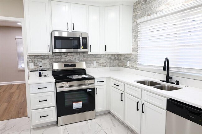 Building Photo - 1876 Sandtown Rd SW