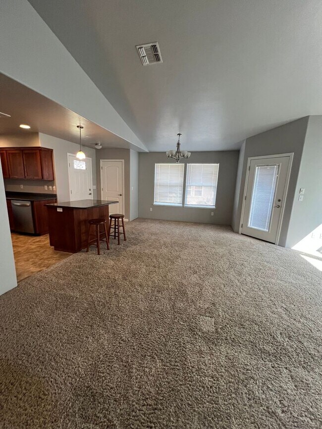 Foto del edificio - 2BD/2BATH - BEAUTIFUL NORTHWEST HOME W/2 C...